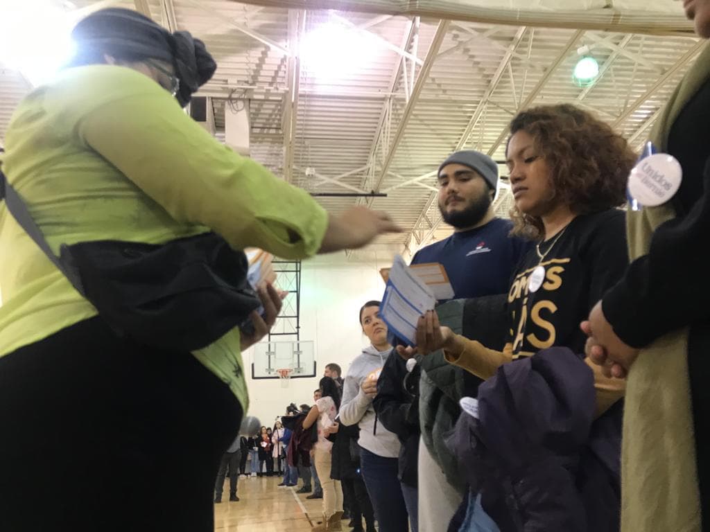 Canciones de salsa y Selena en una sala llena de electores latinos: bienvenidos al primer caucus en español de Iowa
