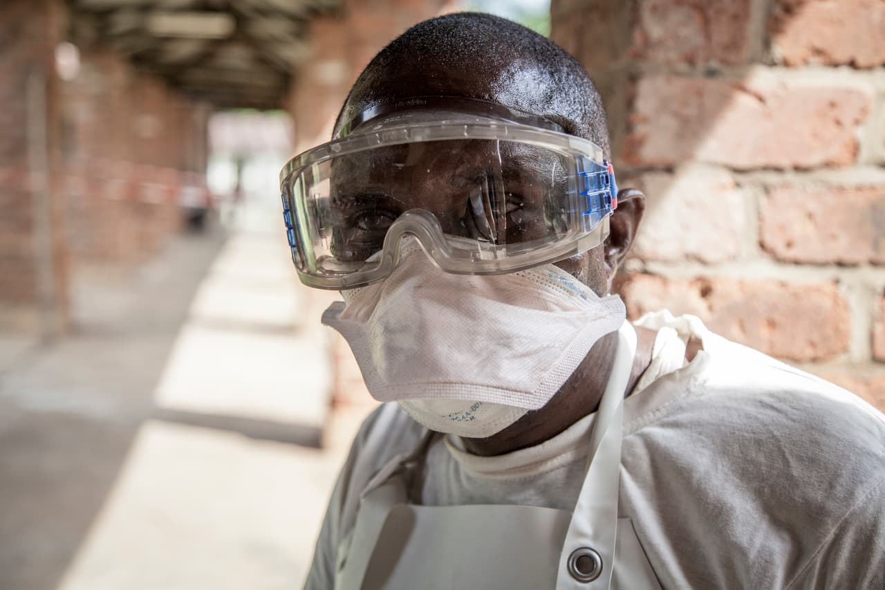 Hasta ahora se han reportado
<b> 44 casos de ébola: </b>tres confirmados, 20 probables y 21 de los que se tienen sospechas. De esas 44 personas, 
<b>23 han muerto</b>. Estas cifras podrían dispararse ahora que el virus llegó a un centro urbano. El que los síntomas iniciales (mareos, debilidad, dolor de cabeza) se asemejen a los de otros virus más comunes y que el período de incubación llegue hasta 30 días dificultan el diagnóstico.