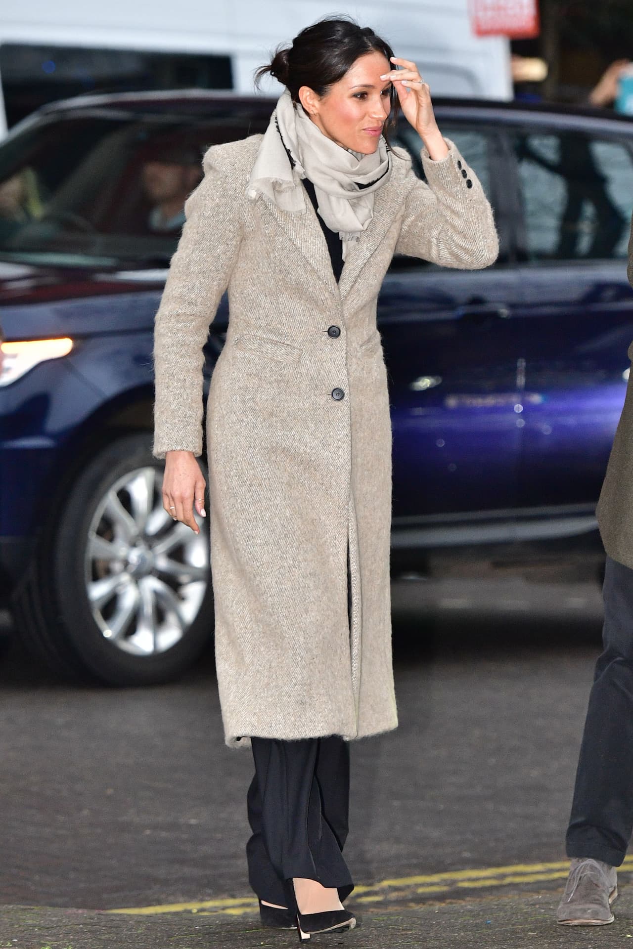<b>9 de enero, 2018</b>
<br>Para su visita al programa de radio Reprezent, Meghan repitió un abrigo camel de Smythe y una bufanda anudada al cuello (otra declaración de estilo) Jigsaw, aretes Les Plaisirs y anillo Zofia.
