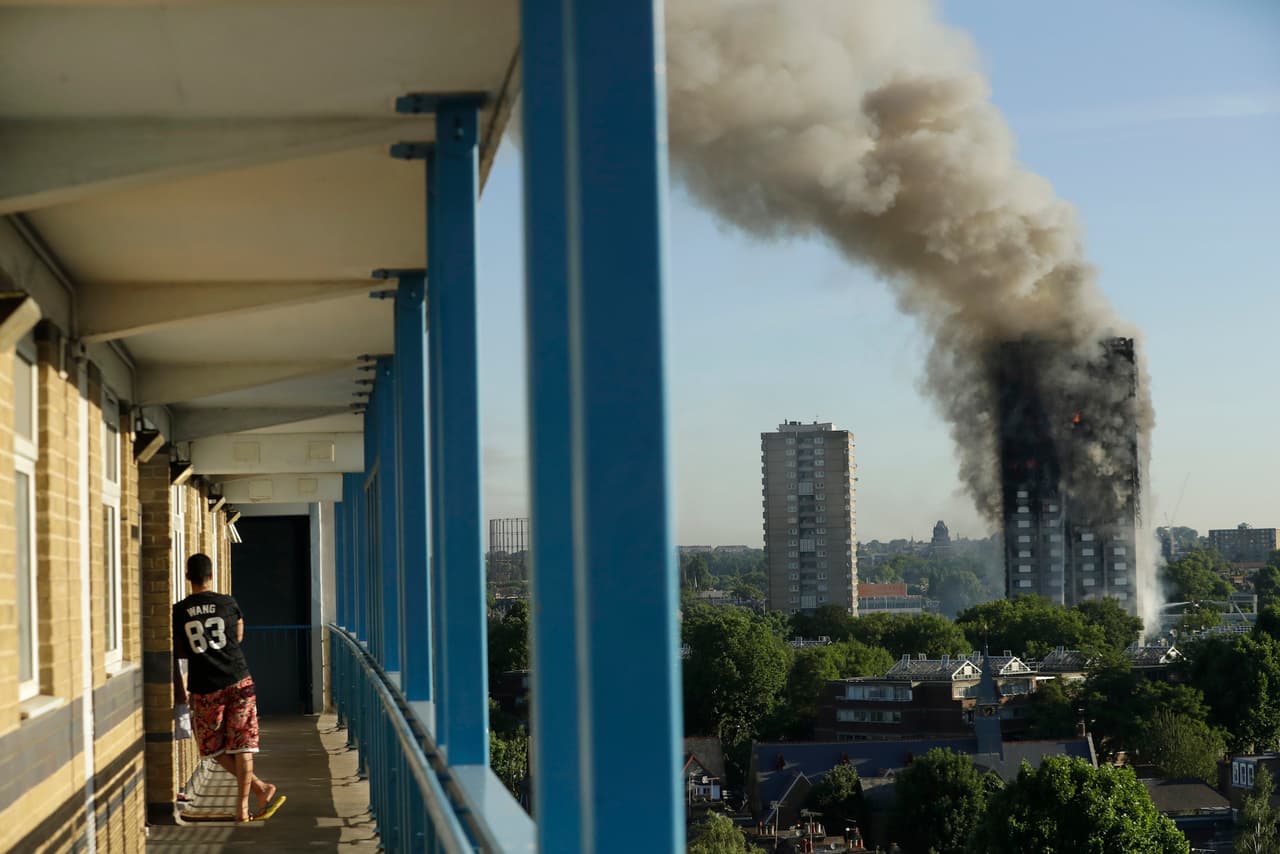 Una imagen desde lejos de la torre residencial incendiada esta madrugada en Londres