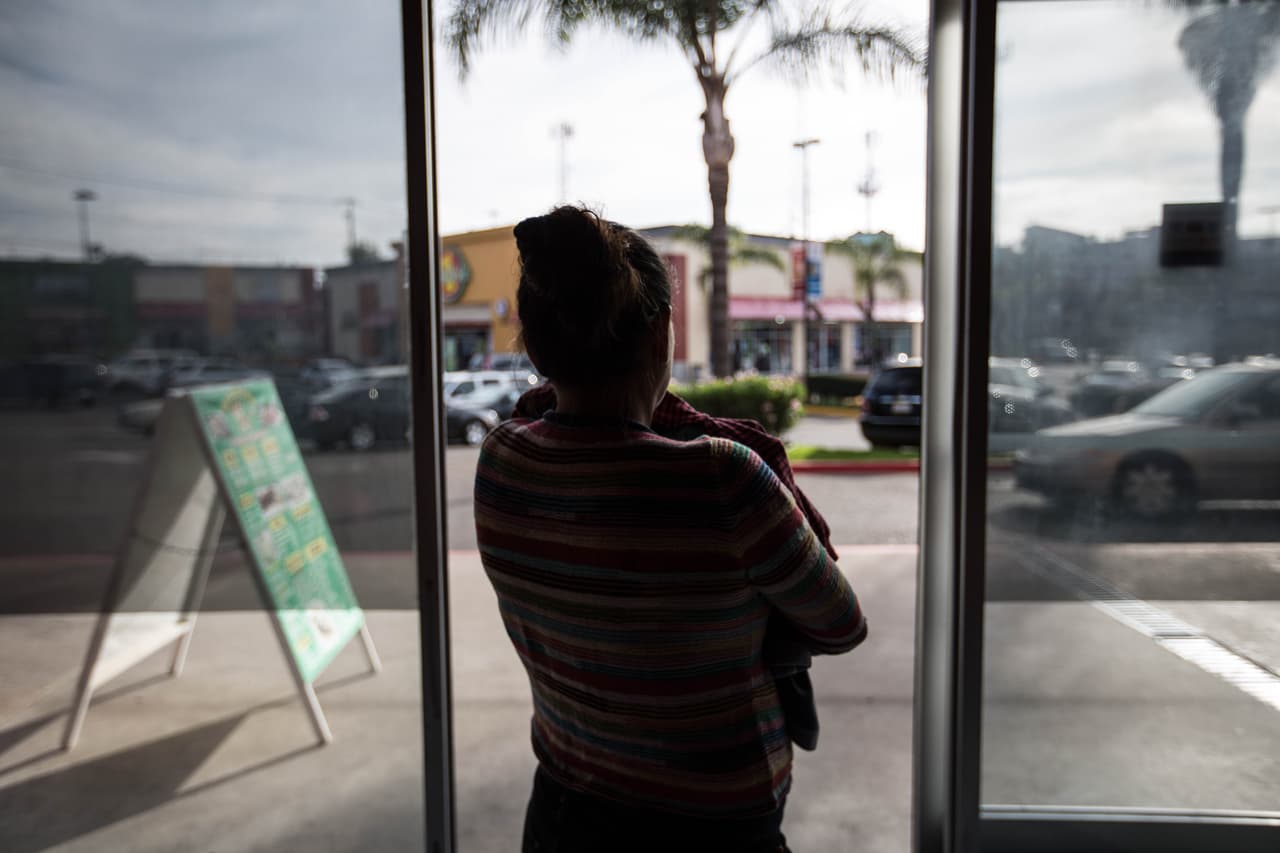 Ahora esta familia espera en México el día de su corte. Entre sus miembros hay un bebé de apenas meses que la madre lleva entre brazos. Ella cuenta que mientras estuvieron en custodia de la Patrulla Fronteriza su hijo se enfermó por el frío; la llevaron a una clínica donde una doctora atendió al menor, pero cuando tocó pagar la cuenta, el funcionario que la trasladó se quejó por la cantidad alejando que ella no era estadounidense.