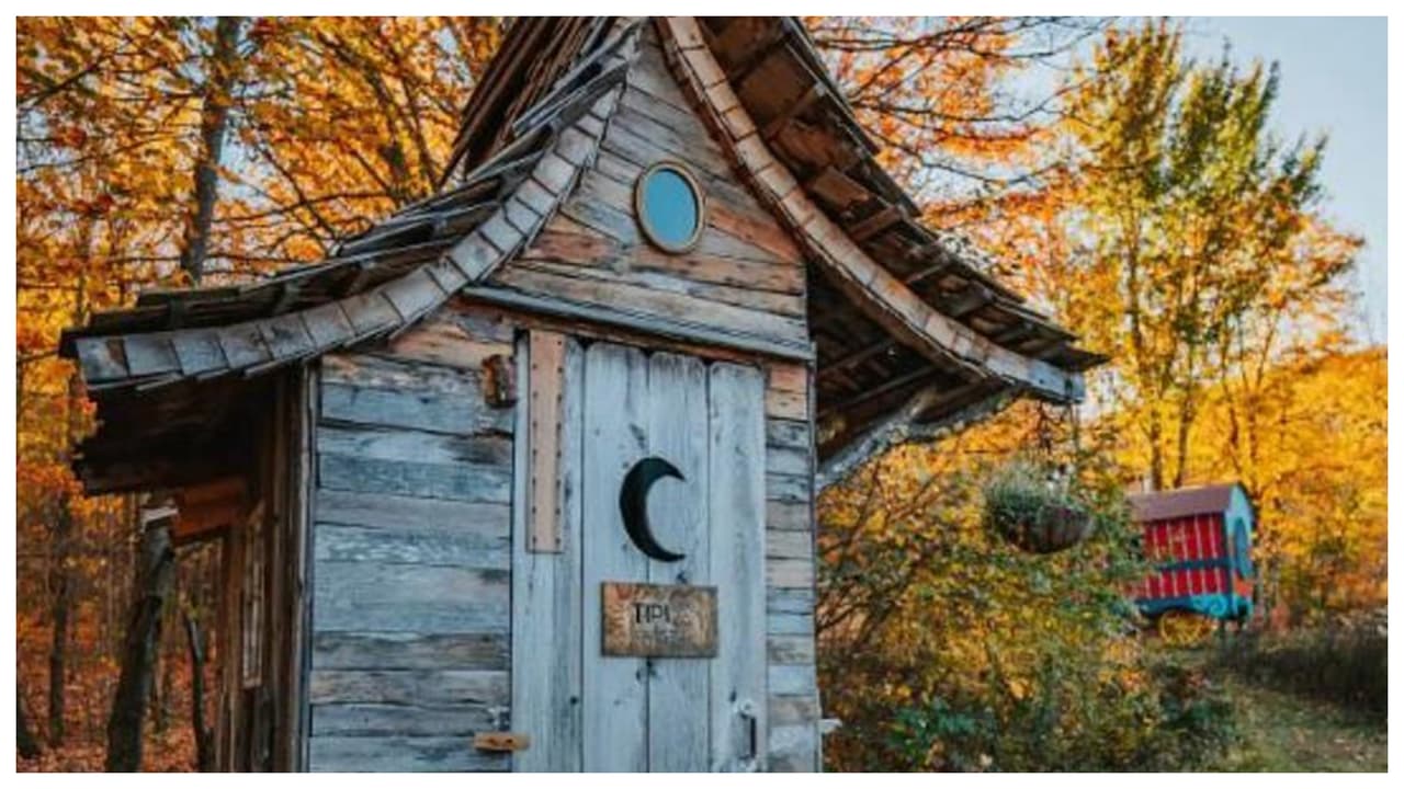Además de una zona para relajarse frente a una hoguera al aire libre, la propiedad que es administrada por Airbandb, 
<b>incluye este coqueto baño, un baño sauna, una ducha solar alimentada por la gravedad</b> y otras comodidades únicas de glamping al aire libre.