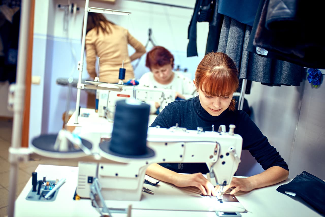 <b>Puesto 16. Operadores de máquinas de coser.</b>
<br>
<br>Salario anual promedio: 30,108 dólares.
<br>
<br>Número total de trabajadores en 2020: 97.000.
<br>
<br>Proyección del cambio en la cantidad de personas en este empleo de 2019 a 2029: -9,3%
<br>
<br>Empleados en este oficio con licenciatura universitaria: 6.8%.
<br>
<br>La investigación prevé que los puestos de de este trabajo disminuyan drásticamente, en parte porque muchos podrían irse al extranjero.
<br>
