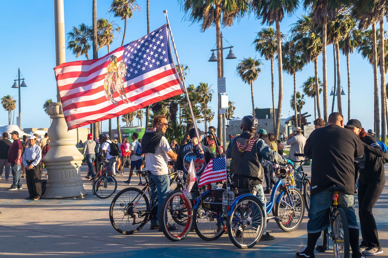 <b>Puesto 9. Los Ángeles (Estados Unidos)</b>
<br>
<br>
<b>Indice WCOL: 96</b>
<br>
<br>Según el estudio, la mayoría de las ciudades de Estados Unidos se han vuelto menos costosas para vivir, en parte por los cambios de la moneda en otros países con los que se compara. 
<br>
<br>Ayudó que el gobierno respondiera a la pandemia inyectando más dinero en la economía, pero esto a largo plazo también disparó la inflación.
<br>