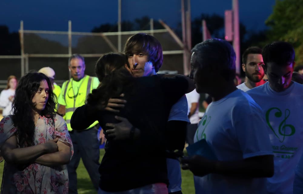 Los presentes en la vigilia se acercaron a los familiares de la cantante asesinada para mostrarle afecto y solidaridad