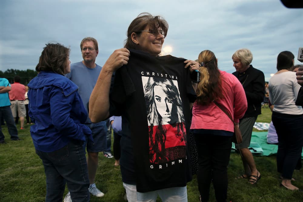 Una amiga de la familia Grimmie sostiene una camiseta en la que estampó la cara de la cantante