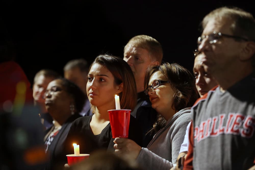 Los participantes en el homenaje encendieron velas para recordar a la joven cantante de New Jersey