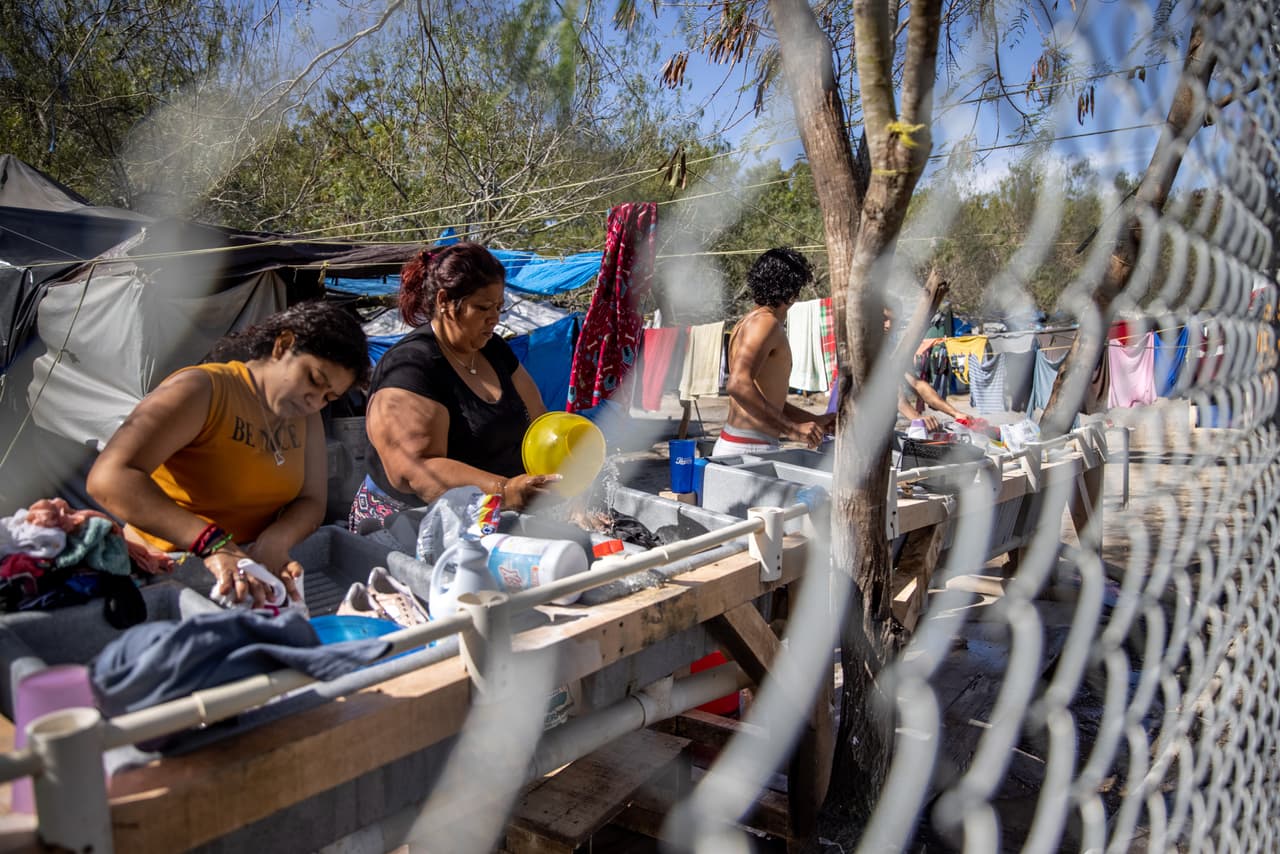 Cerca de 3,000 migrantes siguen esperando en México sus citas de asilo en EEUU