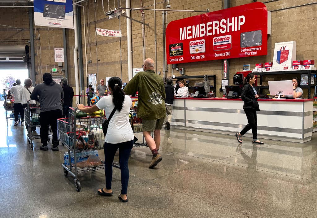 Costco no tocó los 'hot dogs', pero este 11 de julio despejó las especulaciones entre sus miembros, anticipando el alza en el costo de la membresía. Ese dinero es su principal fuente para 
<b><a href="https://www.univision.com/noticias/dinero/pollos-asados-costco-que-tienen" target="_blank">llenar sus almacenes</a></b> de productos que solo sus miembros pueden comprar a un menor precio.