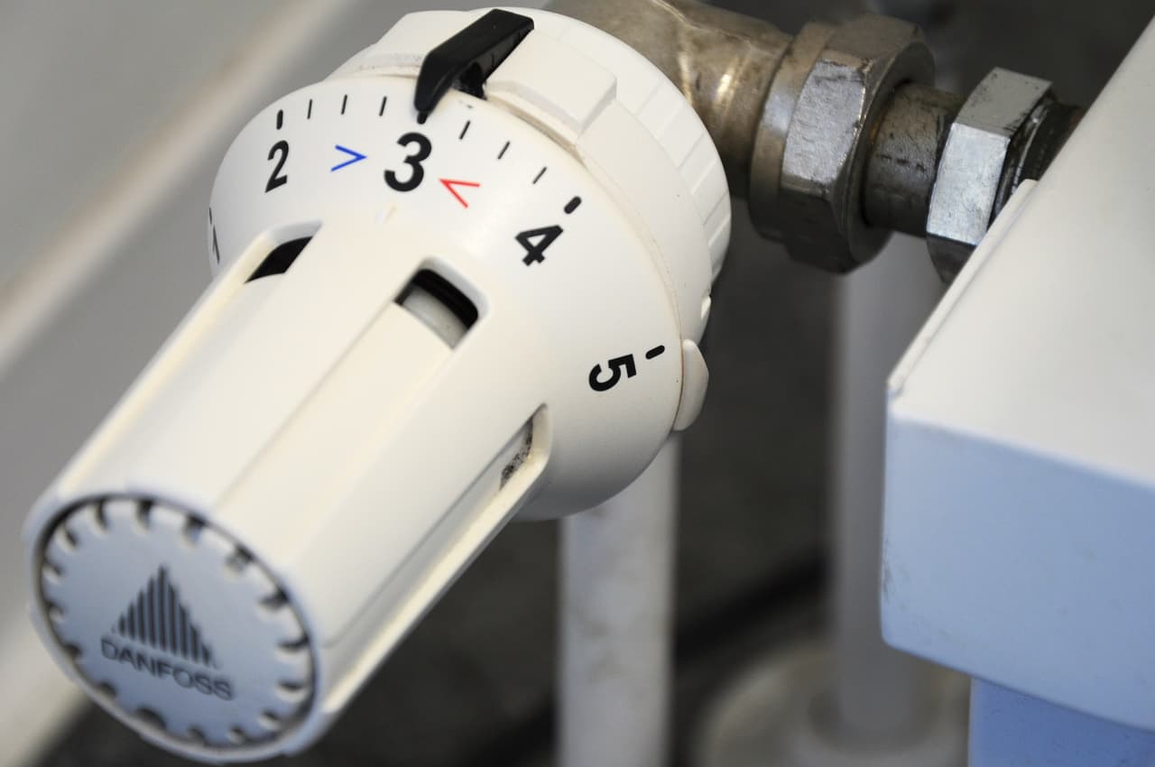 Baje el termostato de su casa solo unos pocos grados y abríguese con capas o una manta gruesa. Baje la temperatura del calentador de agua de su hogar unos grados.
<br>