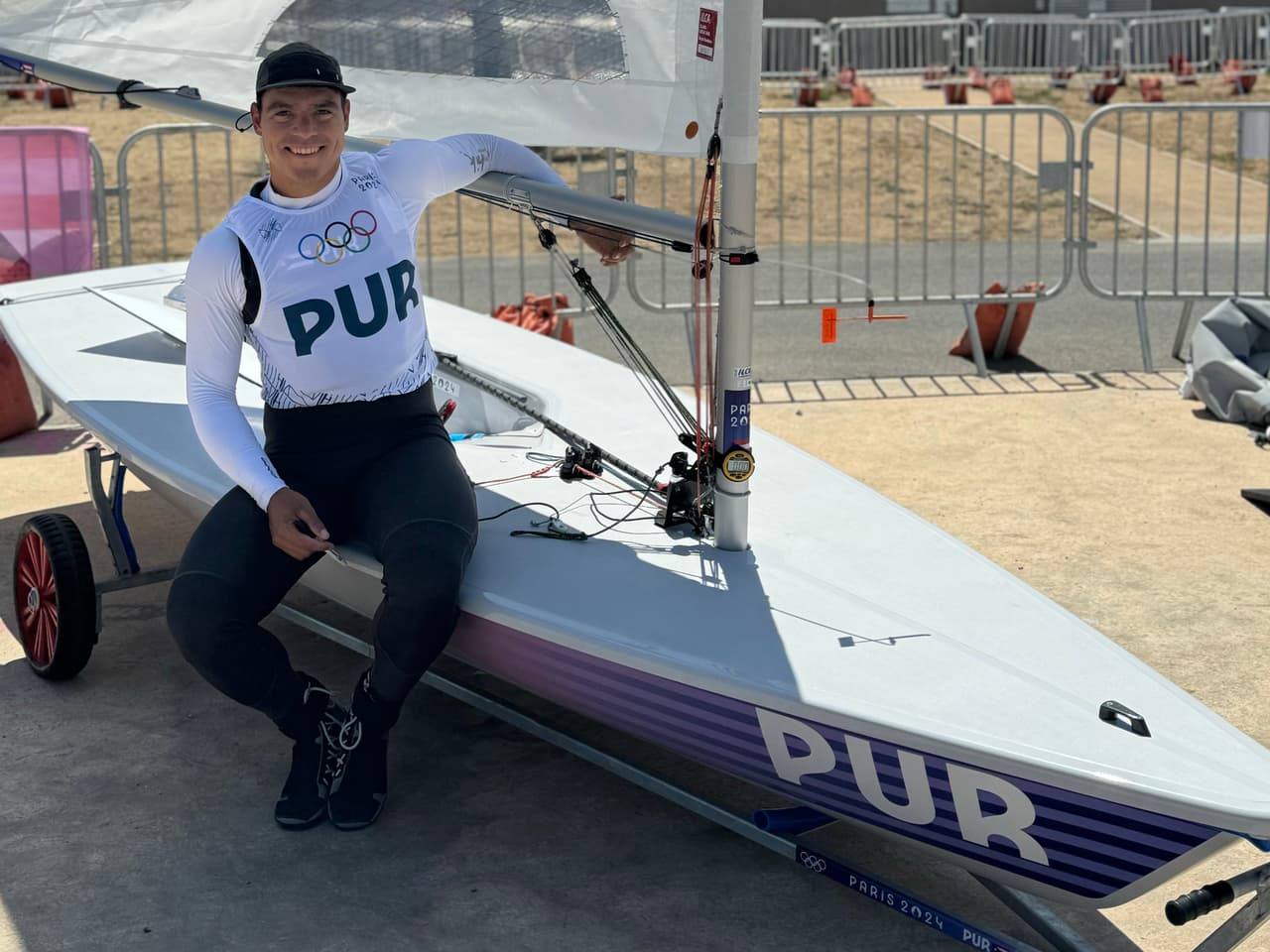 <h2 class="cms-H2-H2">Pedro Fernández</h2>
<br>Vela, ILCA 7
<br>
<br>
<br>Es nacido en Cuba, pero creció en Puerto Rico de la mano de su padre. Clasificó a la justa parisina, durante los Juegos Panamericanos celebrados en Santiago de Chile en el 2023. Este finalizó en la sexta posición para obtener una de las dos cuotas olímpicas disputadas.
<br>
<br>
<h3 class="cms-H3-H3">¿Cuándo será su participación?</h3>
<br>Jueves 1, viernes 2 y sábado 3, domingo 4 y lunes 5 de agosto