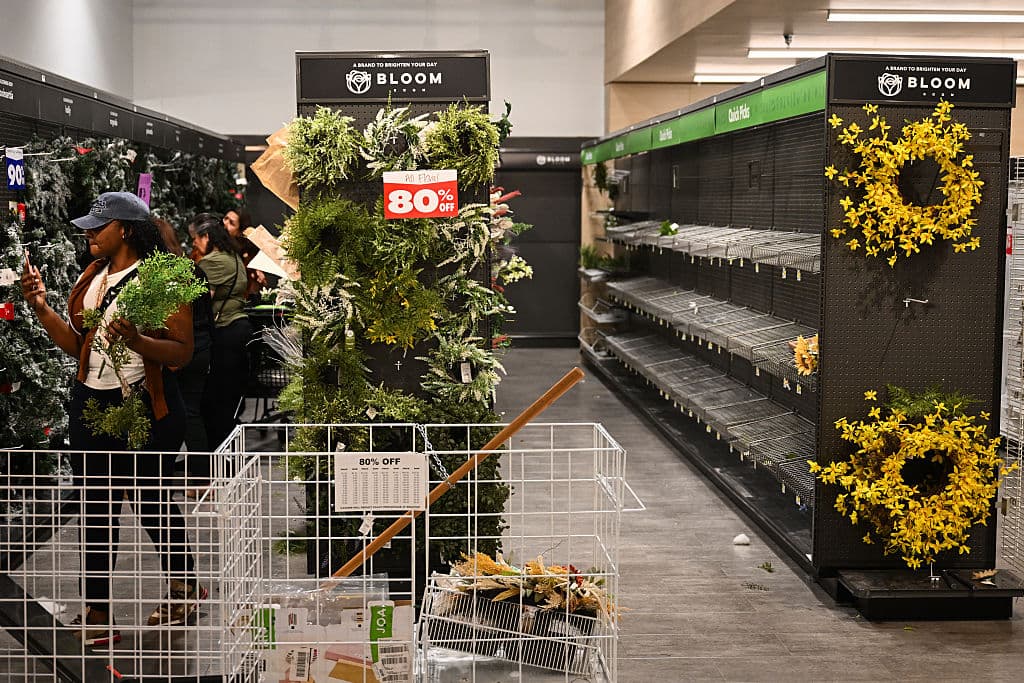 Los directivos de JoAnn señalaron que ya no venden 
<b>nada a través de la página web</b>. Todas las compras se tienen que hacer
<b> en las tiendas, personalmente.</b>