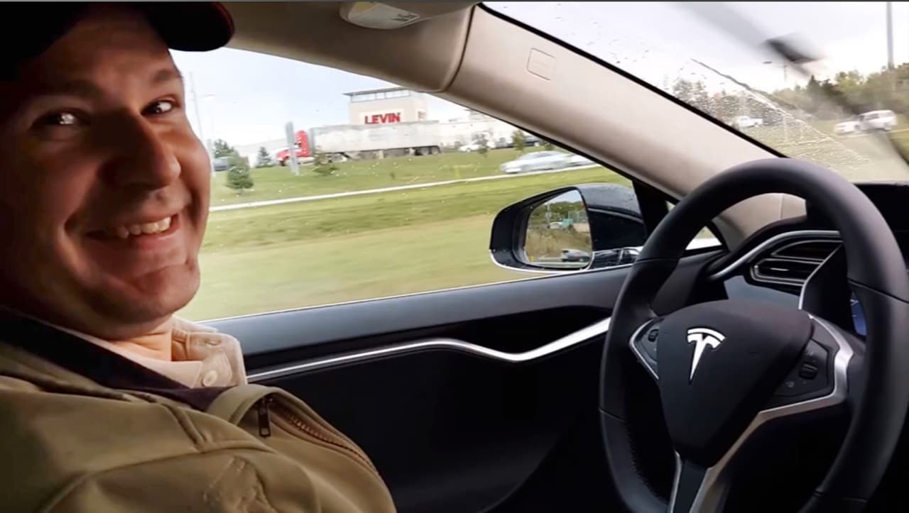 Joshua Brown era un gran entusiasta del Tesla Modelo S oriundo del estado de Ohio que 
<b><a href="https://www.youtube.com/user/NexuJosh">publicaba en YouTube</a></b> videos sobre las bondades del auto y de su sistema de conducción autónoma Autopilot. Luego de una exhaustiva investigación las autoridades viales descartaron cualquier falla de Autopilot como la causa del accidente donde Brown perdió la vida.