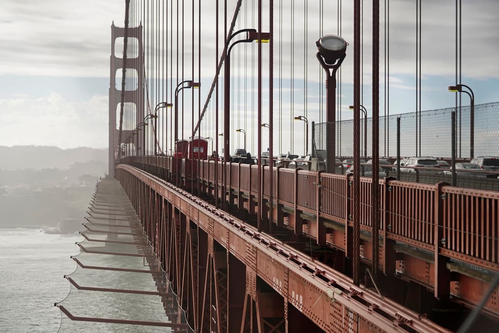 El Golden Gate ha instalado una red de acero de 1.7 millas para prevenir suicidios. Aunque evita muertes por caídas, aún podría causar lesiones graves. Este proyecto se inició en 2018 y recientemente se completó.
