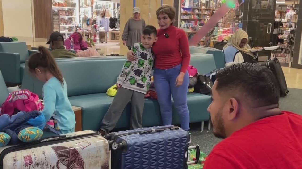 Familia lleva durmiendo tres noche en el aeropuerto de Orlando luego de que le cancelaran su vuelo