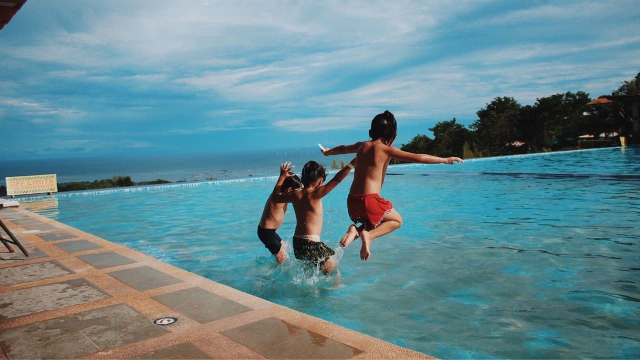 <b>9. Aprende a dar reanimación cardiopulmonar. </b>La habilidad de dar reanimación cardiopulmonar puede salvar la vida de tus hijos y de otras personas, no solamente cuando alguien sufre un accidente en la playa o alguna alberca.
<br>