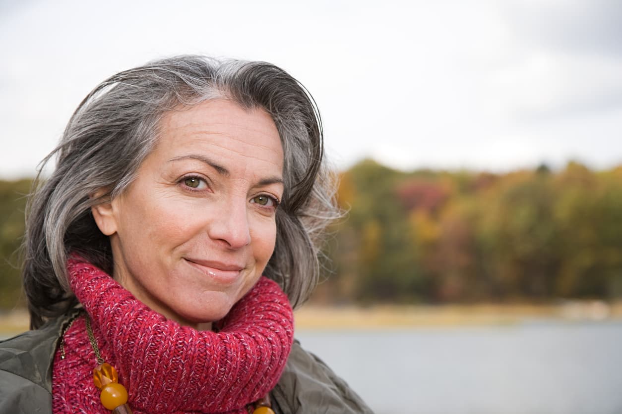 Mujer madura con canas.