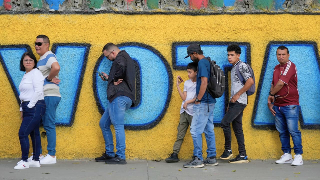 La solidaridad no solo se limita al apoyo político, sino también a la asistencia a los más vulnerables. “
<b>Fueron a votar en andaderas, en muletas</b>, para que esa tercera edad no pase más trabajo, no pasen más penurias de las que ya están pasando. Se está haciendo recolección de comida y se les está dando. Hay, tercera edad, quédense en su casa, 
<b>nos toca a nosotros seguir el país que ustedes construyeron</b>”, añade Colazza.