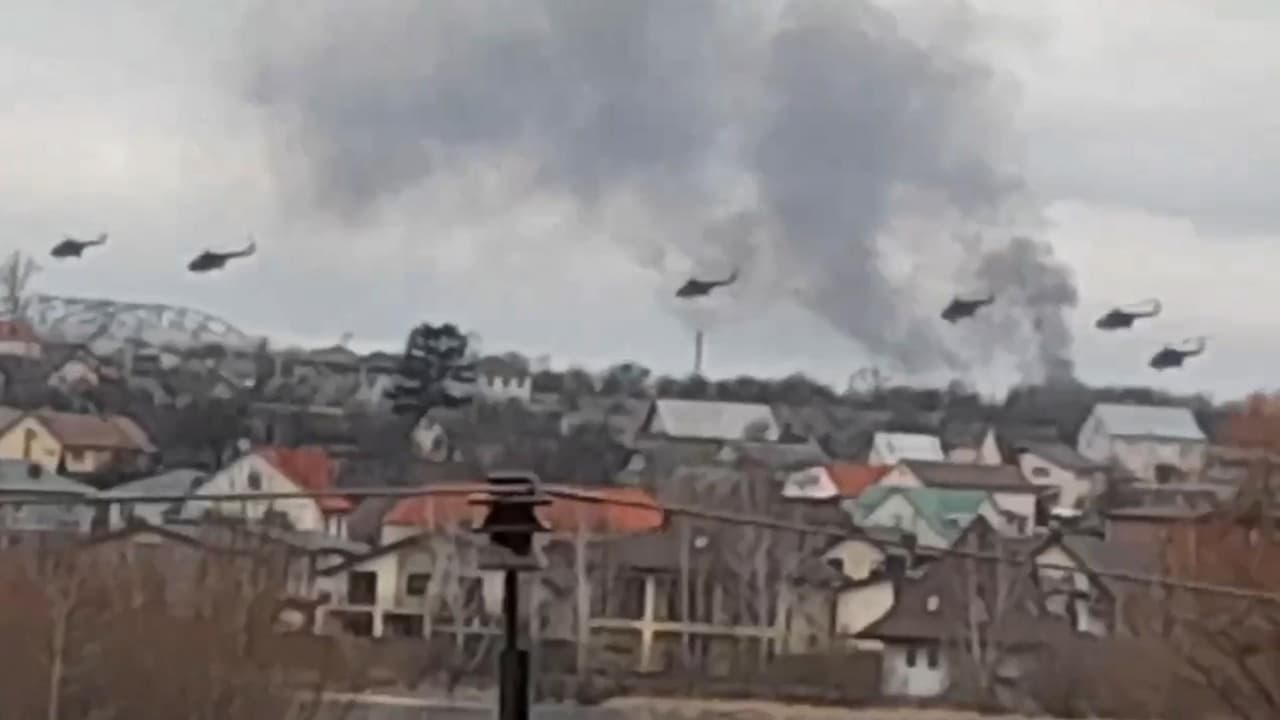 El presidente Volodimir Zelensky pide la intervención de la comunidad internacional para detener a las tropas rusas, luego de que el ejercito de Ucrania confirmara que nueve regiones han sido atacadas a gran escala, además de los reportes de explosiones en Kiev, la capital. El presidente Joe Biden anunciará más sanciones por parte de Estados Unidos a Rusia mientras miles de personas tratan de abandonar el país. 
<b><a href="https://www.univision.com/noticias/mundo/el-presidente-vladimir-putin-anuncia-operacion-militar-en-ucrania">Más información aquí. </a></b>