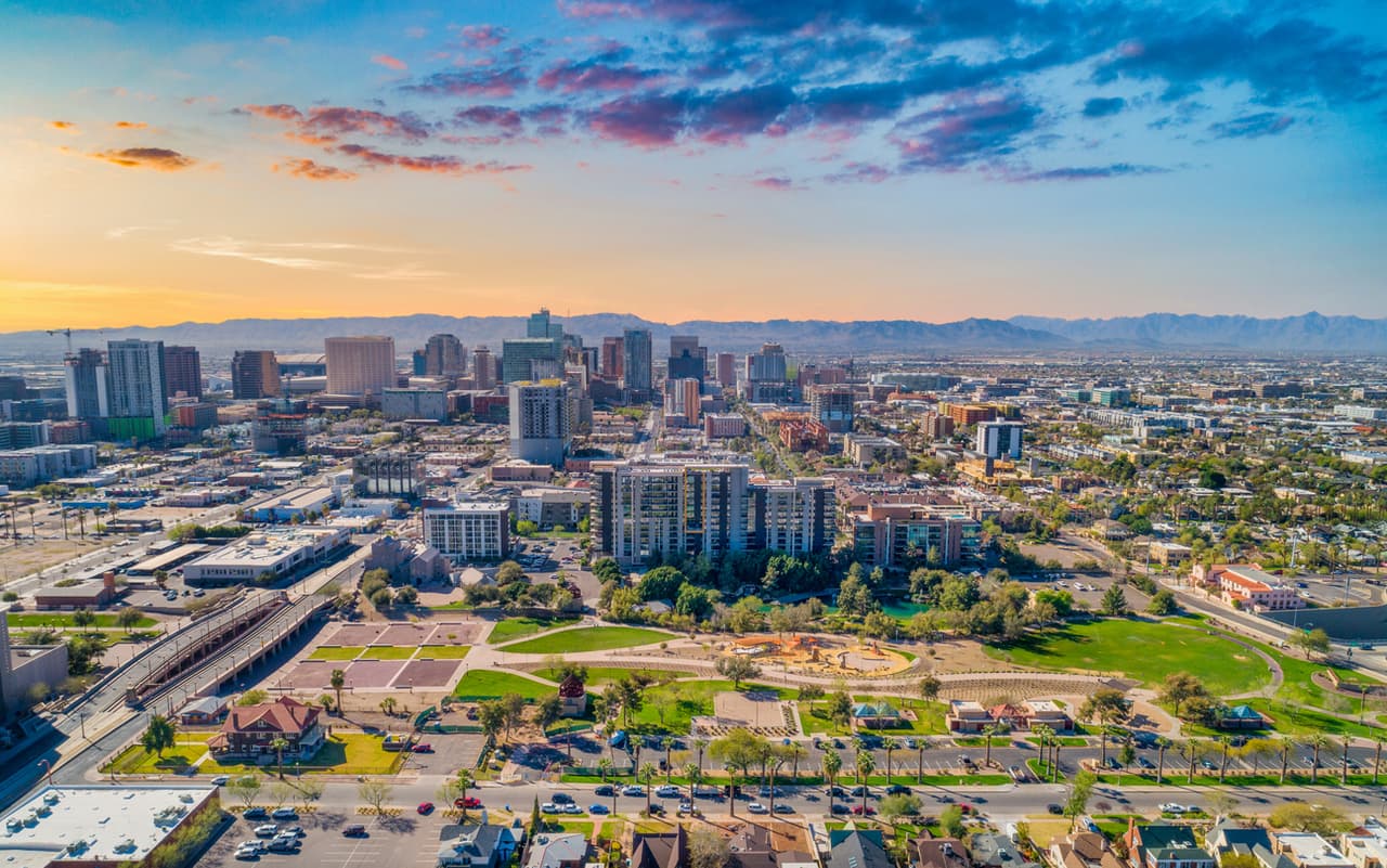 <b>Arizona | $107,520</b>
<br>
<br>Y en
<b> Pennsylvania </b>se necesitaría un salario de
<b> $108,150 </b>para sentir la satisfacción de la que habla el estudio.