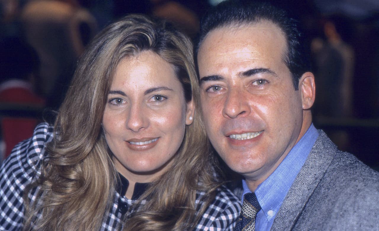 César Évora está casado con Vivian Domínguez a quien conoció en México y tienen tres hijos: “Yo tengo a mis hijos, mi esposa que además siempre la nombro y la pongo en primer lugar, en un altar casi, pero, aún así, la gente insiste enfáticamente”.