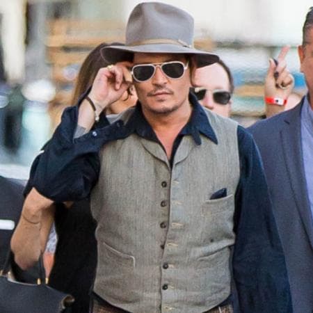 Actualmente solo en un año puede llegar a recibir mas de 75 millones de dólares por películas y publicidad.
