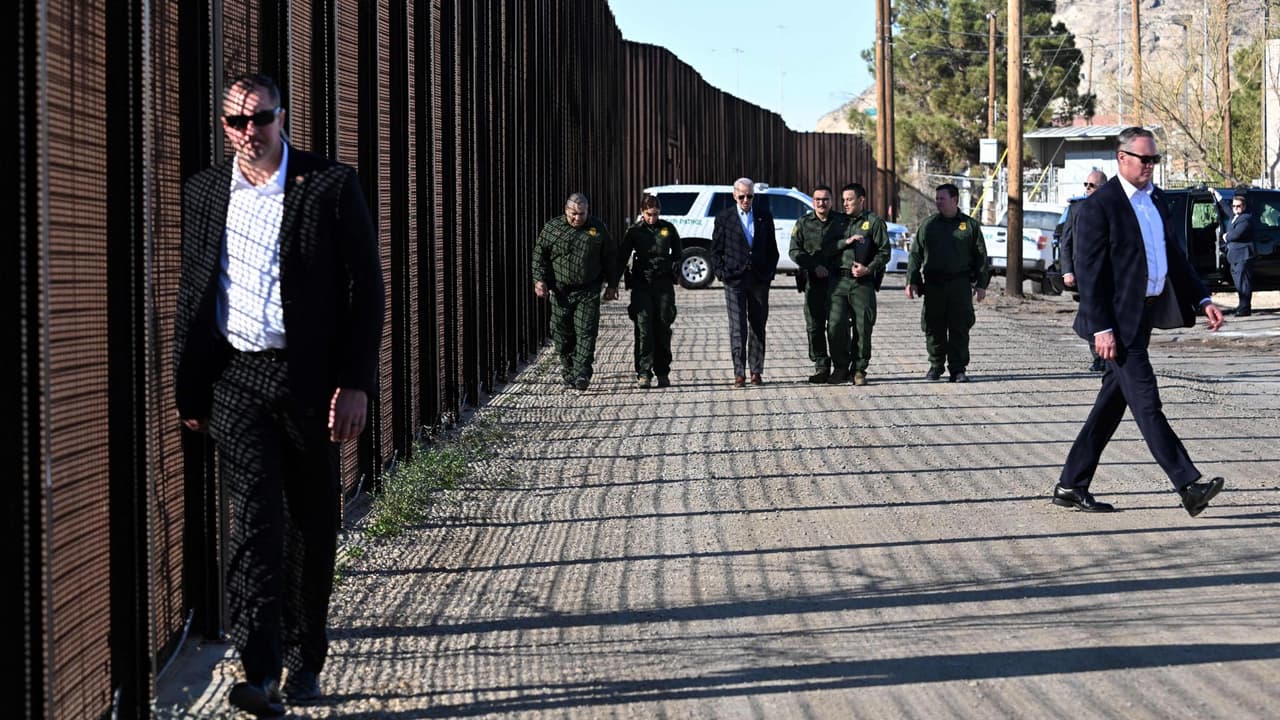 El presidente Joe Biden fue recibido por el gobernador de Texas, Greg Abbott, que le entregó una carta en la que le explica varios puntos para reforzar la seguridad en la frontera. Durante la visita que duró alrededor de tres horas, el mandatario se reunió con agentes fronterizos y estuvo en el Centro de Servicios para el Migrante. Además, se tuvo un encuentro con líderes comunitarios y de organizaciones en un albergue de migrantes. 
<b>Lee más sobre la <a href="https://www.univision.com/noticias/inmigracion/biden-visita-el-paso-la-primera-gira-frontera-desde-que-llego-casa-blanca">primera visita de Joe Biden a la frontera en la zona de El Paso, Texas. </a></b>