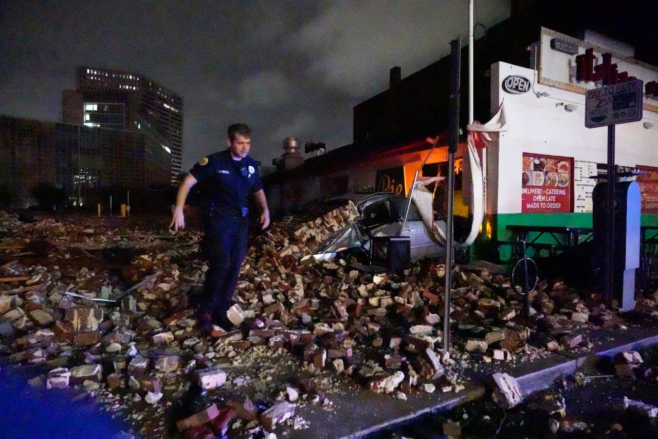 Un policía explora los escombros de una estructura de ladrillo que se desplomó en Nueva Orleans, en la madrugada del 30 agosto.
