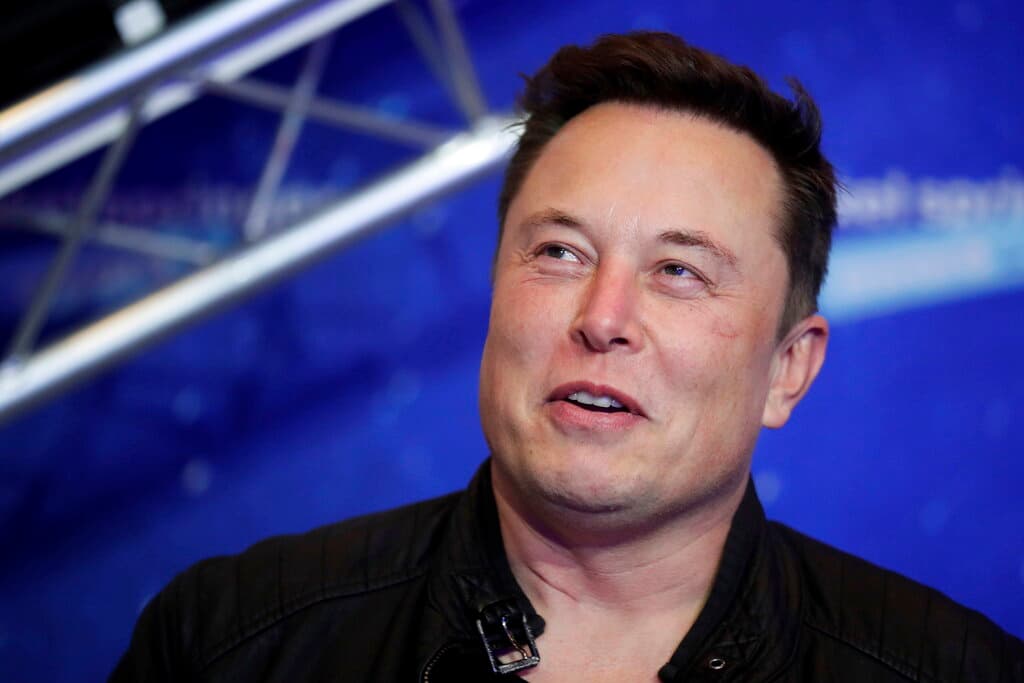 Elon Musk toma el control de Twitter y despide a altos ejecutivos