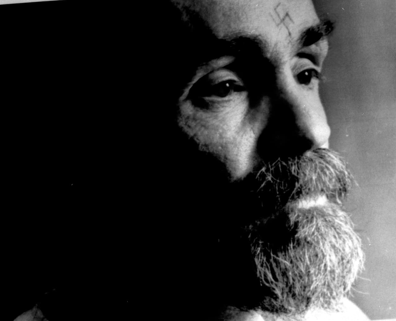 Charles Manson nació en Cincinnati, Ohio, en 1934. A finales de la década de 1960 organizó en California un culto que se conoció como 'La familia Manson'. Estaba conformado por jóvenes de clase media que vivían junto a él en un comuna donde practicaban orgías, consumían drogas y robaban comida e insumos básicos. Manson los convenció de provocar una guerra racial con el objetivo de llevarlo al poder en Estados Unidos.