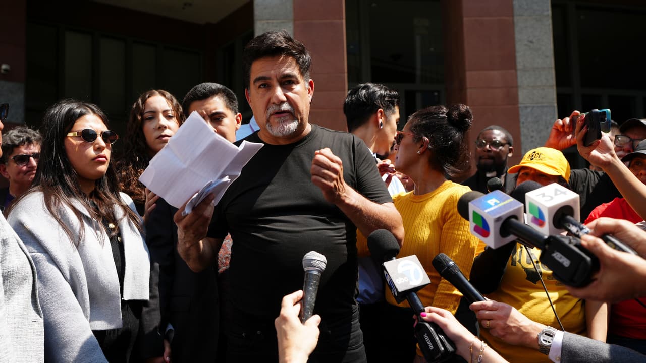 David Huerta, presidente del Sindicato Internacional de Empleados de Servicio de California (SEIU California), fue arrestado el viernes 6 de junio durante una redada de ICE en el Distrito de la Moda de Los Ángeles. Su liberación ocurrió el lunes 9 de junio tras pagar una fianza de 50,000 dólares.