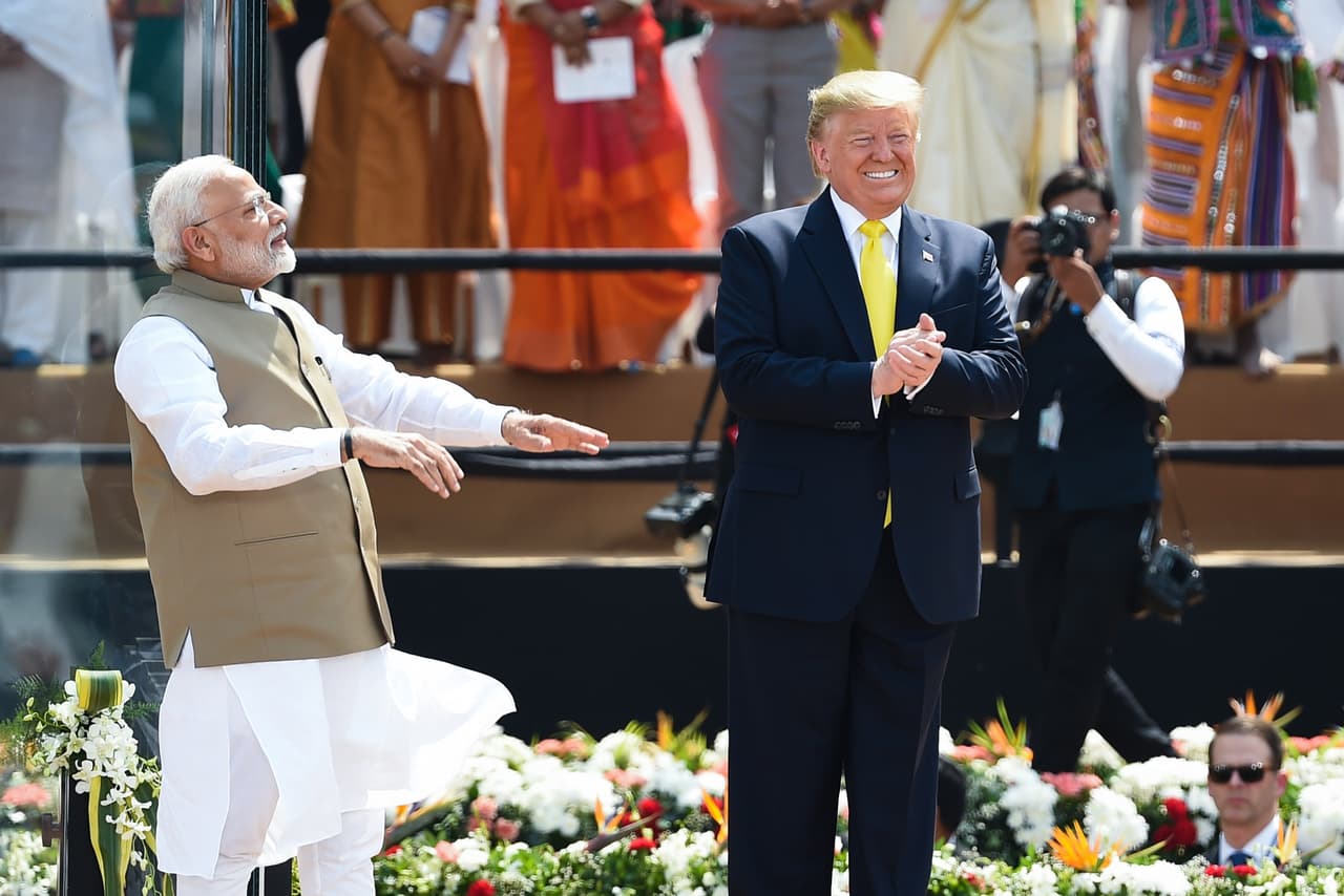 El presidente Donald Trump junto al primer ministro indio Narendra Modi en el acto de masas en el estadio de críquet Sardar Patel, en Motera, la afueras de Ahmedabad, durante la primera visita oficial a India del mandatario estadounidense, el 24 de febrero, 2020.