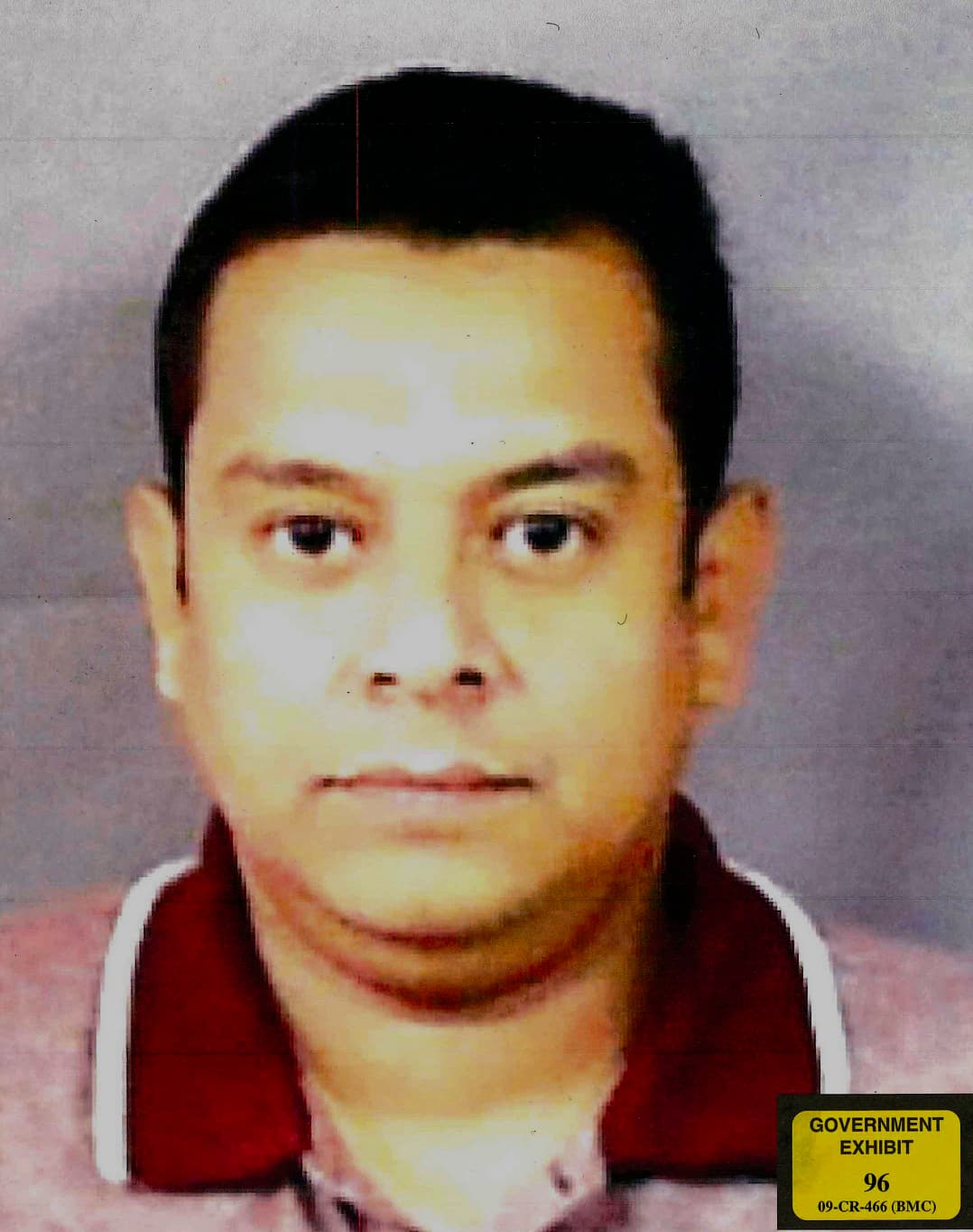 El retrato de Isaías Valdez Ríos, exguardaespaldas y piloto de ‘El Chapo’ Guzmán.
<a href="https://www.univision.com/noticias/narcotrafico/que-declararon-los-13-testigos-que-traicionaron-a-el-chapo-guzman-en-la-corte-de-brooklyn"> Fue el último testigo presentado por el gobierno </a>y contó detalladamente
<a href="https://www.univision.com/noticias/narcotrafico/tomo-su-pistola-y-le-disparo-el-ultimo-testigo-de-la-fiscalia-describe-brutales-asesinatos-atribuidos-a-el-chapo"> tres asesinados a sangre fría que habría cometido el propio mafioso hace una década</a>. A cada una de sus víctimas, miembros de carteles rivales, les quitó la vida dándoles un tiro en la cabeza, después de interrogarles y someterles a salvajes torturas.