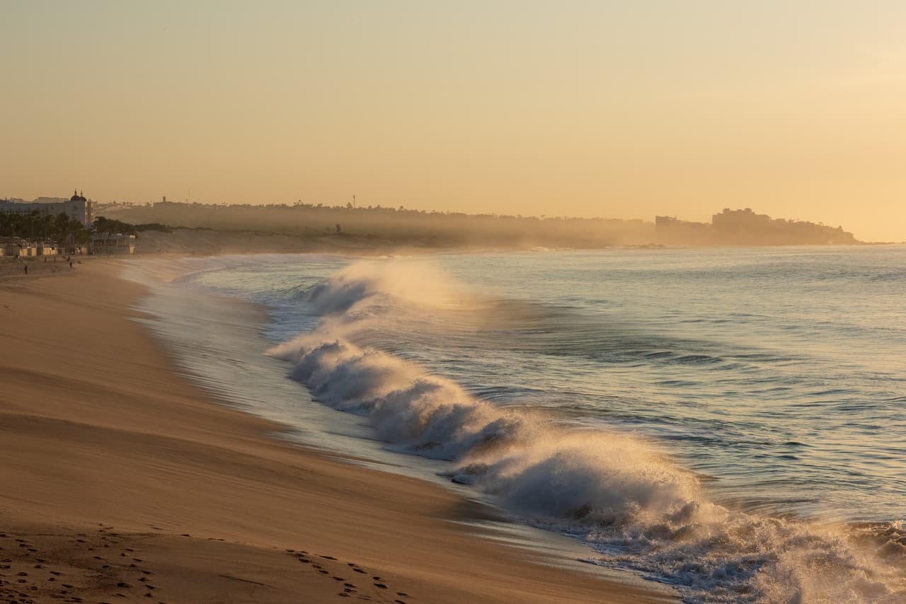 <b>Puesto 9. Playa El Médano, Cabo San Lucas, Baja California Sur. </b>
<br> 
<br>El Médano está en la Bahía San Lucas y tiene unas impresionantes playas de arenas claras. Muchos visitantes comentan que la playa permite ver fauna marina como mantarrayas a lo largo de la costa.
<br>