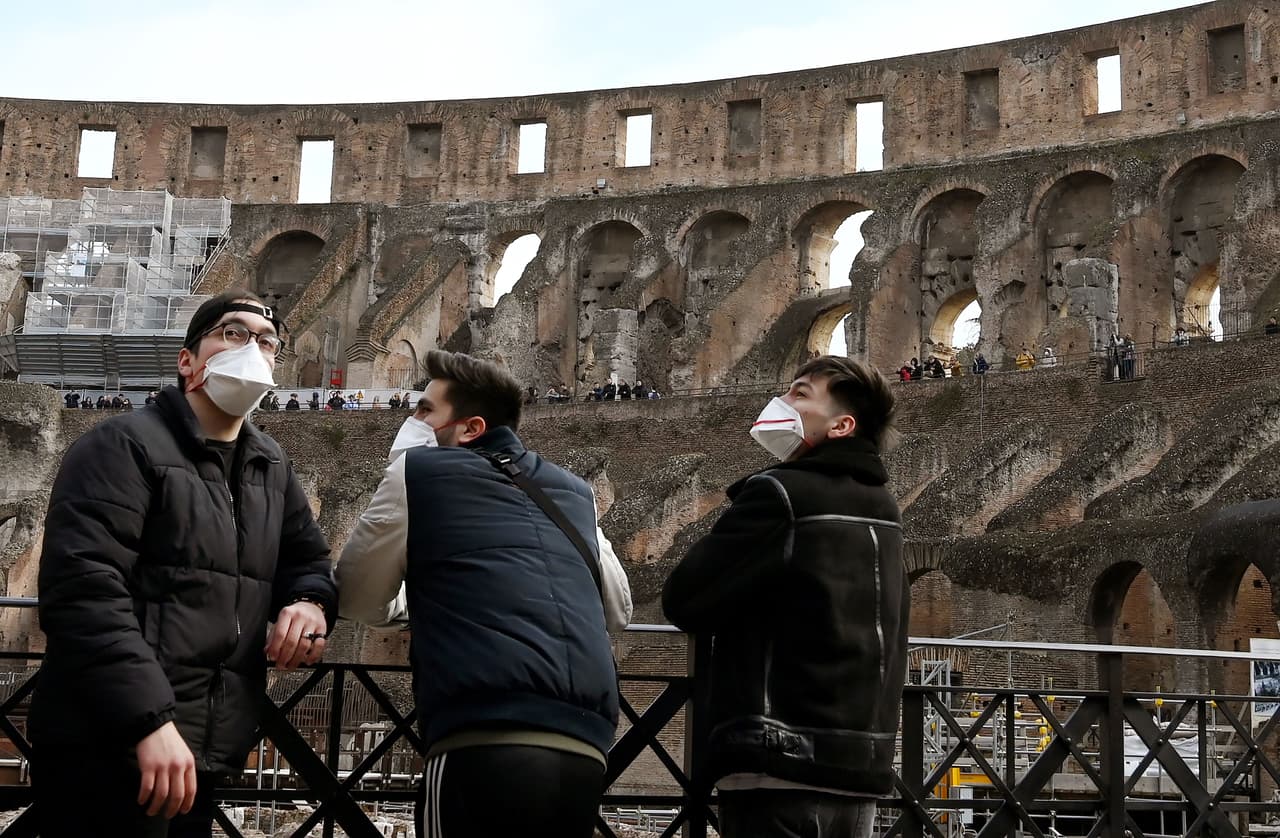 Un hombre perteneciente al Condado de Chatham, viajó a un área de Italia donde hay un brote del COVID-19. Mientras estuvo en Italia, durante dos días el hombre presentó síntomas leves parecidos a los de la influenza; la fiebre pasó, los síntomas mejoraron y al día siguiente voló de regreso a los Estados Unidos.