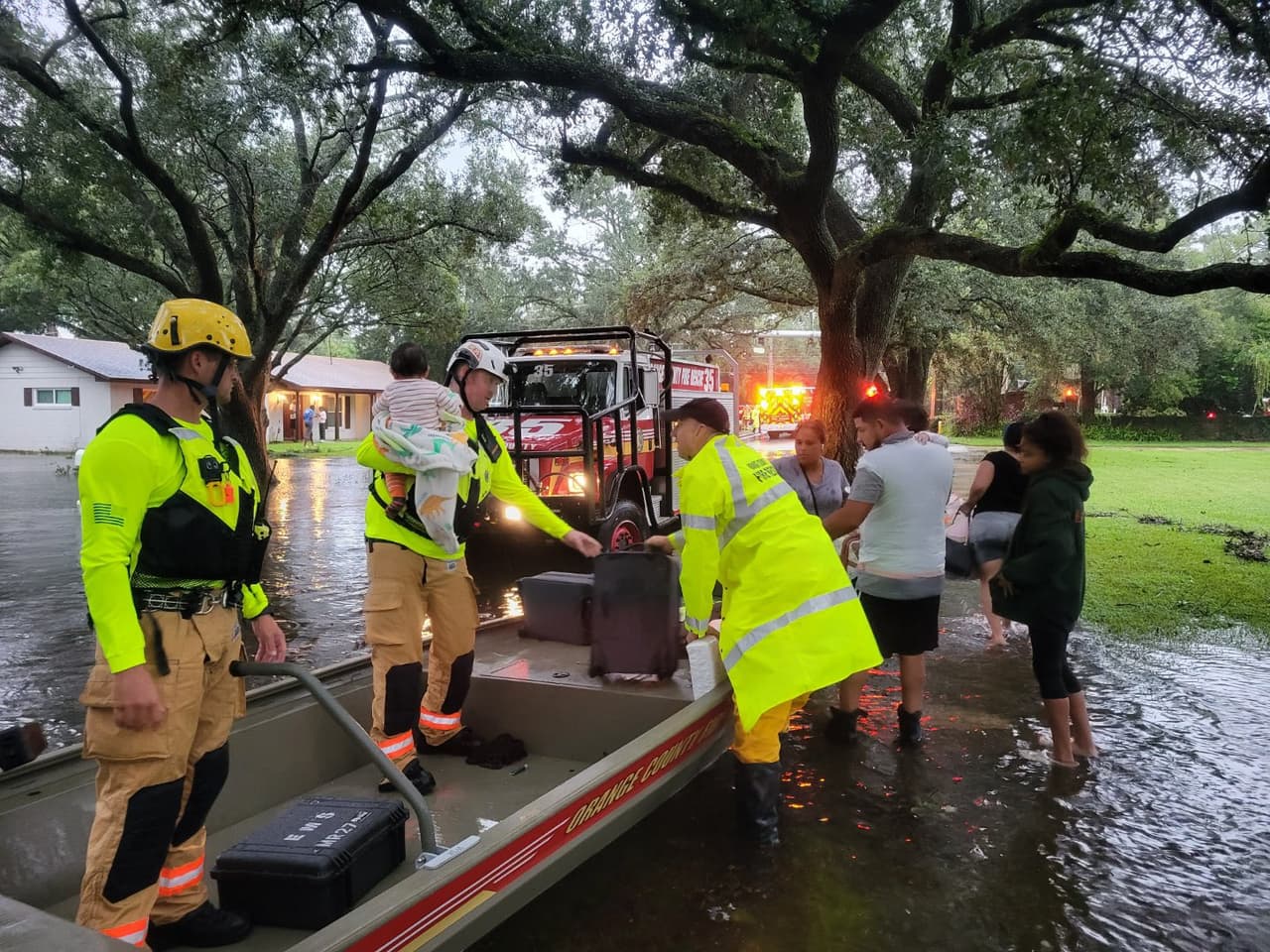 Asimismo, las autoridades hacen un llamado a no transitar por estas vías inundadas en este momento:
<br>
<br>*Pershing Avenue con Glen Village Court.
<br>*Palm Creek Avenue con Curry Ford Road. 
<br>*East Colonial con Taylor Creek Road. 
<br>*Conway con Judge hacia Hoffner.