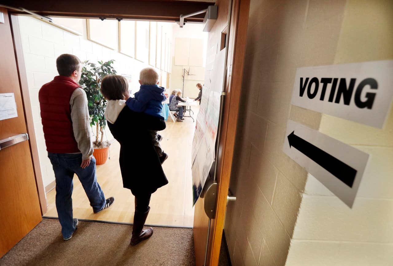 Hoy es el día de las elecciones de medio término 2022. Muchos residentes en Los Ángeles, saldrán a votar por primera vez y aquí te damos cinco claves para que ejerzas tu derecho sin problemas.
<br>
<br>
<b>1) ¿Quién es elegible para votar?</b>
<br>- Tienes que ser ciudadano de los Estados Unidos y residente de California
<br>- Debes tener 18 años o más el día de las elecciones
<br>- No cumplir actualmente una pena de prisión estatal o federal por la condena de un delito grave