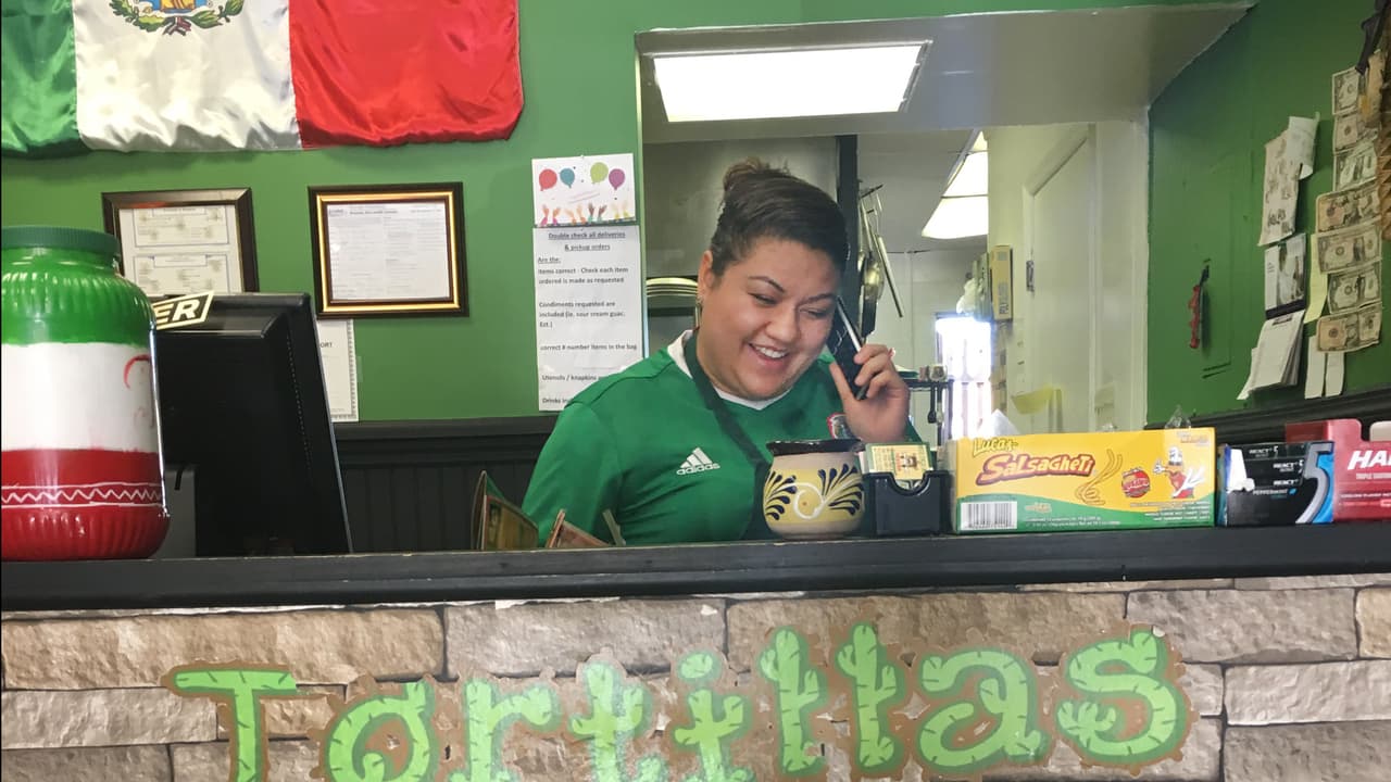 <b>Keansburg, Nueva Jersey.-</b> "Un día que no trabajemos no nos vamos a quedar ni más pobres ni más ricos", subraya Cecilia Cruz desde uno de sus dos restaurantes de Rico Taco Mex. Cecilia es una mexicana indocumentada y dice, con orgullo, que le da trabajo a otros indocumentados.
<br>
<br>
<b><a href="http://www.univision.com/nueva-york/wxtv/noticias/inmigracion/las-razones-de-una-indocumentada-para-cerrar-sus-dos-taquerias-este-1-de-mayo">Esta es la historia de la dueña de Rico Taco Mex</a></b>