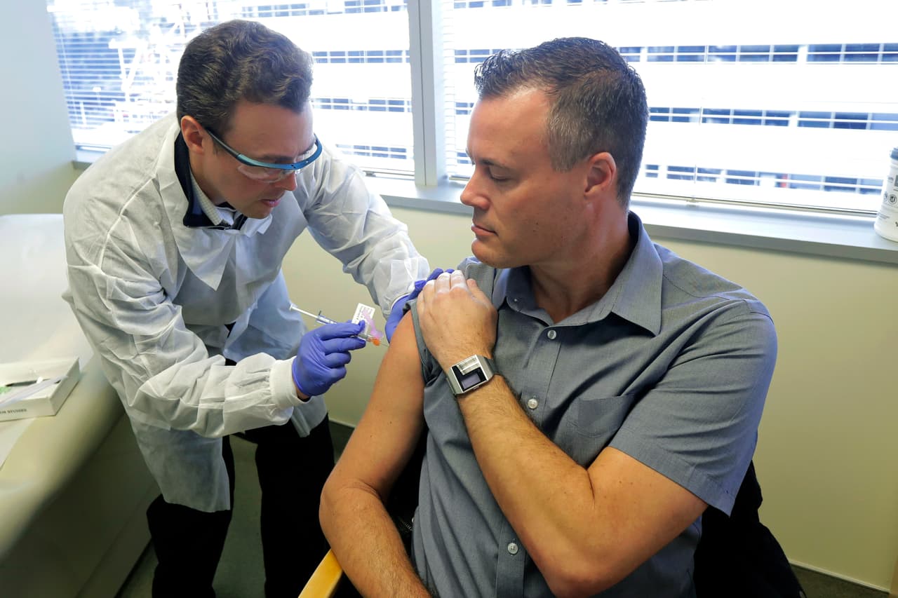 No hay posibilidad de que se contagien los voluntarios porque las vacunas no contienen el coronavirus en sí. En la fotografía Neal Browning, el segundo en recibir la dosis de prueba.