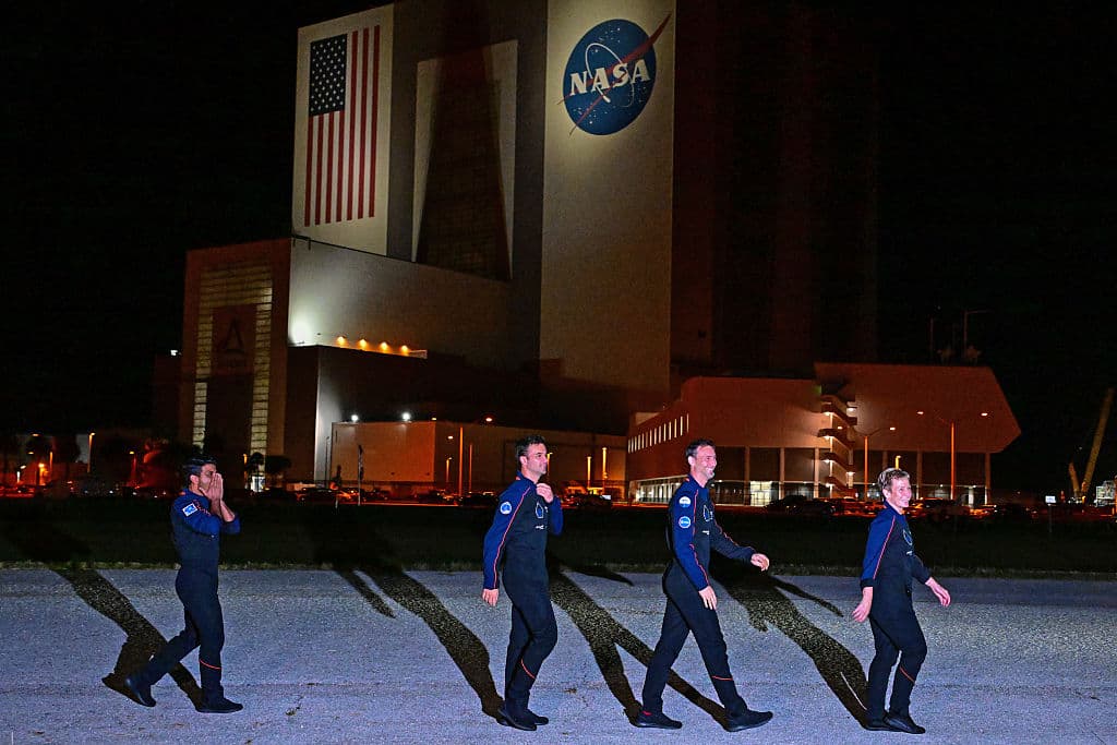 <b>Homenajes y símbolos nacionales: </b>Cada astronauta rindió homenaje a sus pioneros: banderas, objetos personales y hasta un oso de peluche que ya había viajado al espacio con el primer húngaro en 1980 volvieron a orbitar la Tierra.