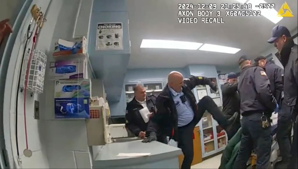 Seis guardias de prisión en NY enfrentan cargos por asesinato de recluso esposado