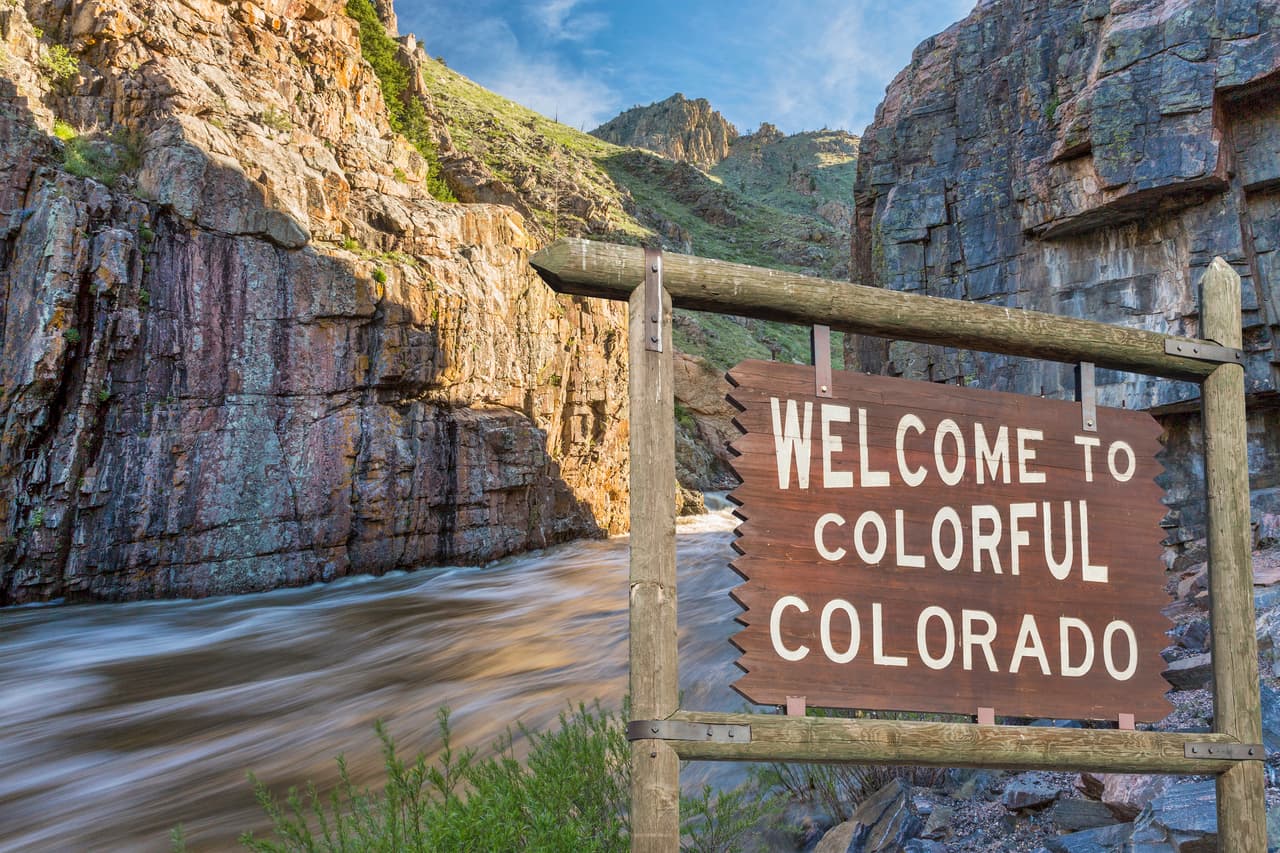 <b>Puesto 16. Colorado. </b>
<br>
<br>Puntaje total: 56.98.
<br>
<br>Asequibilidad: puesto 29.
<br>
<br>Economía: puesto 10. 
<br>
<br>Educación y salud: puesto 9.
<br>
<br>Calidad de vida: 10. 
<br>
<br>Seguridad: 35.
<br>
<br>Los estados con la tasa de propiedad de vivienda más baja son Rhode Island, Hawai, Nevada, California y Nueva York. 
<br>