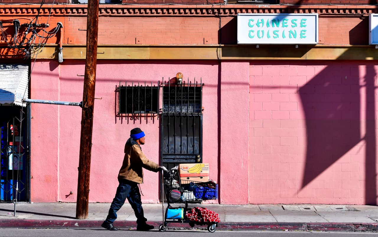 <a href="https://www.univision.com/temas/california">California</a>, con 161,548 de personas sin vivienda, el 28% del total, encabeza la lista de estados con mayor número de personas sin hogar. Le siguen 
<a href="https://www.univision.com/temas/nueva-york">Nueva York</a> (16% o 91,271 personas); 
<a href="https://www.univision.com/temas/florida">Florida</a> (5% o 27,487 personas); y 
<a href="https://www.univision.com/temas/texas">Texas</a> (5% o 27,229).
