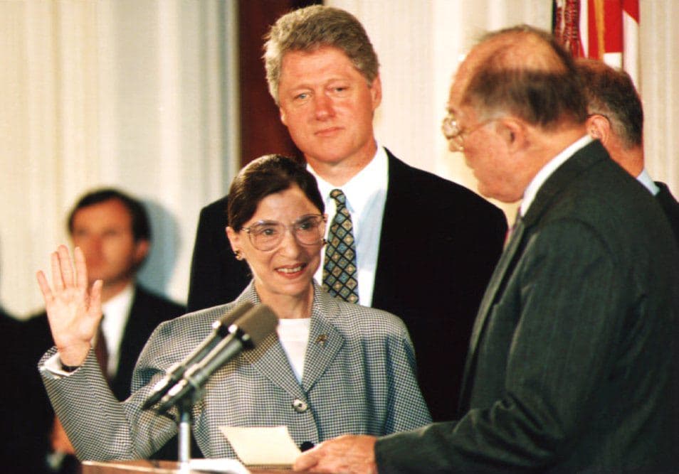 Un ícono de los derechos de la mujer, la segunda mujer nombrada para el tribunal más alto de EEUU y una celebridad para los jóvenes y liberales. Tras 27 años de servicio en la Corte Suprema de Justicia, la magistrada murió por complicaciones de cáncer de páncreas. Estos son los momentos claves de su carrera.