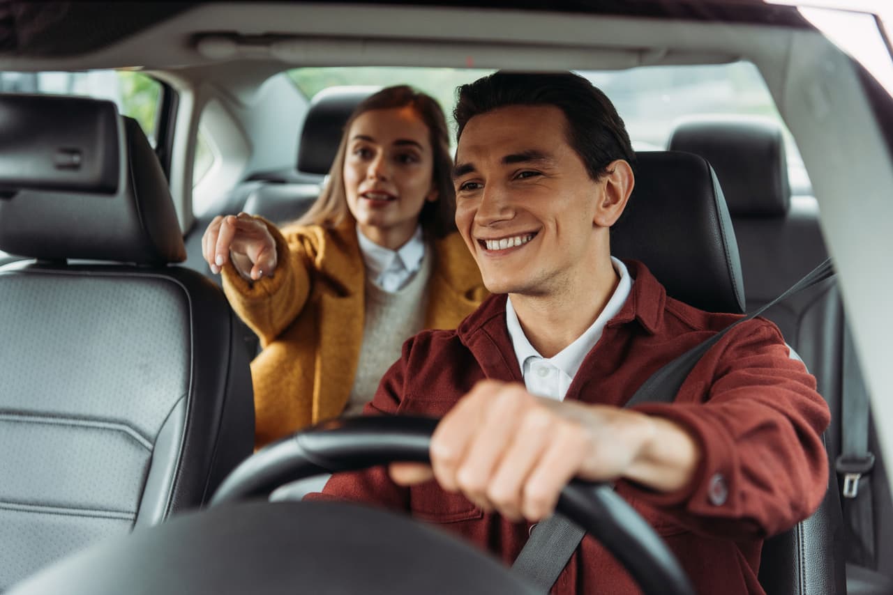 <b>Taxista.</b>
<br>
<br>Salario promedio anual: 31,340 dólares.
<br>
<br>Crecimiento esperado de este empleo para 2029: 11.1%.
<br>
<br>En estos días ganarse la vida trasladando a personas en auto es más fácil que nunca. Además de los empleos en compañías de taxis, la facilidad que ofrecen compañías como Uber a Lift para trabajar con el auto propio auto ha integrado a millones de personas en este empleo. 
<br>