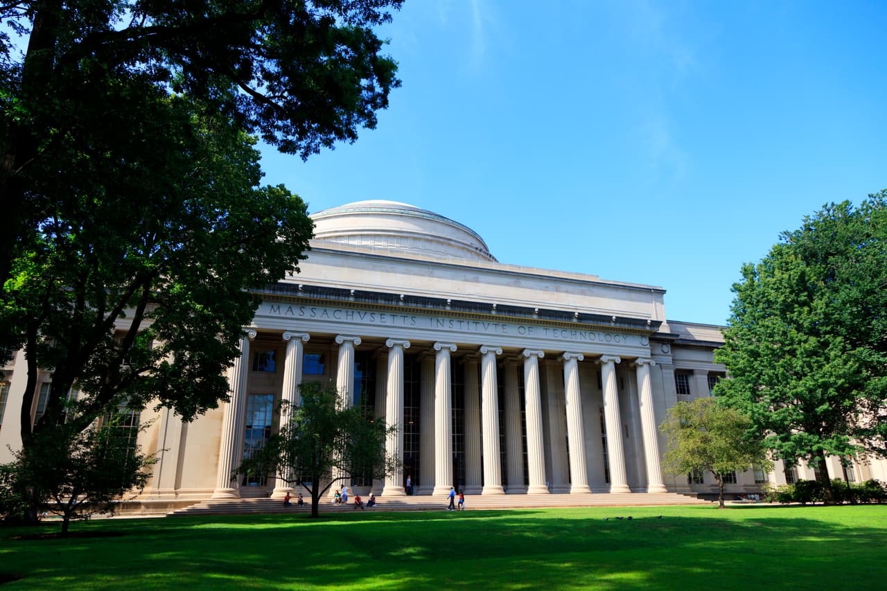 Estas instituciones también declararon que “las universidades tienen un papel crítico que jugar” al combatir este problema. El Instituto Tecnológico de Massachusetts, o MIT por sus siglas en inglés, también ubicada en Cambridge, se unió a este comunicado.