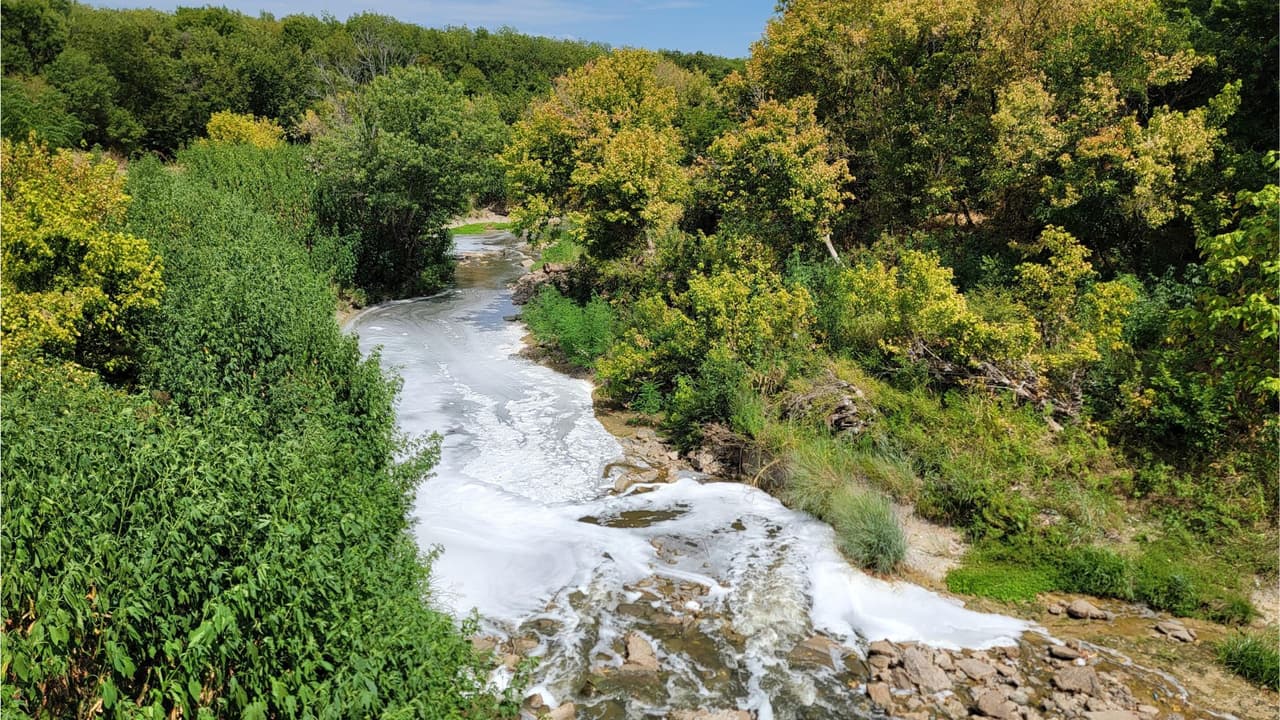 Alerta por arroyos y estanques con agua posiblemente contaminada tras explosión en fábrica Sherwin-Williams de Texas