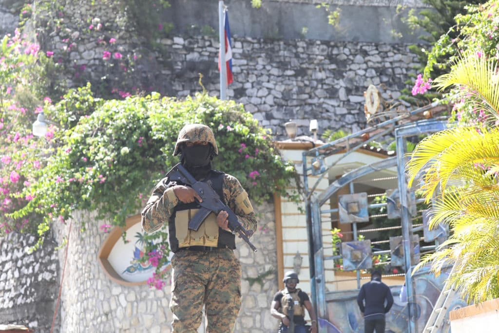 Miembros de la policía haitiana 
<b>custodian la residencia presidencial</b> donde fue asesinado el presidente Jovenel Moise y donde trabajan los equipos forenses para hallar pruebas del crimen.