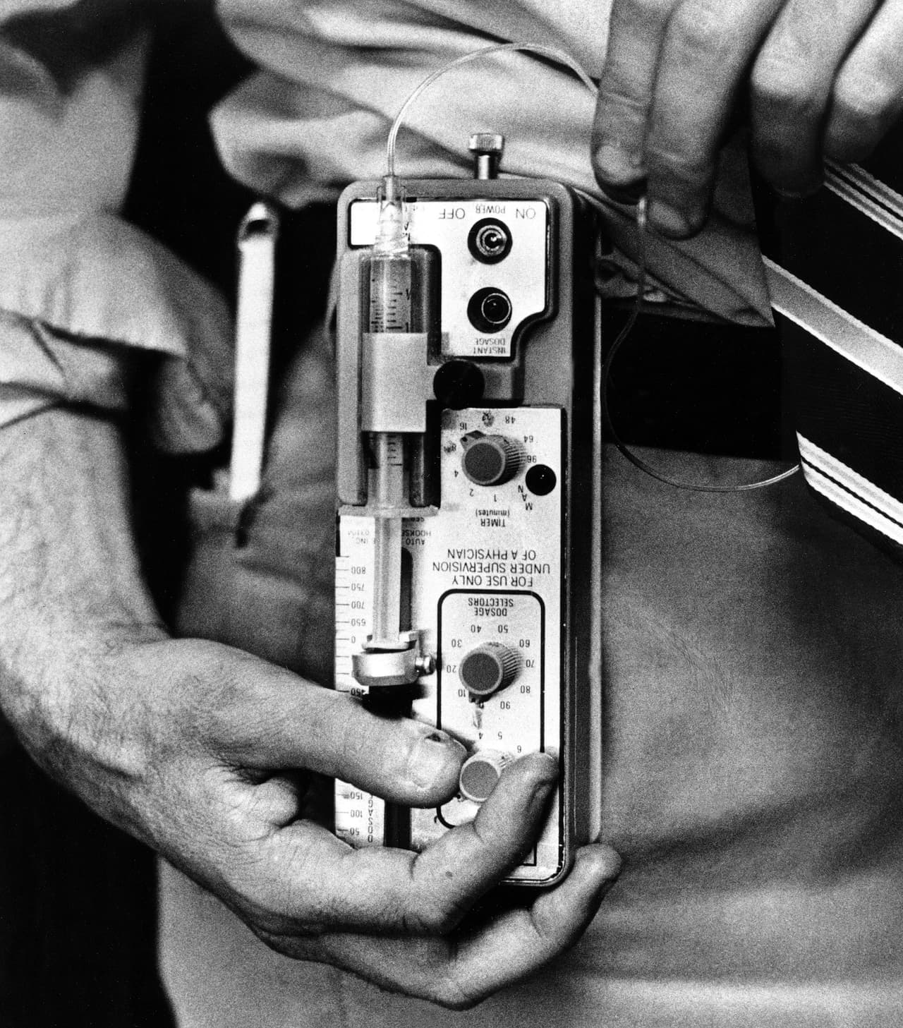 En la foto se ve un prototipo de bomba de insulina de 1986. 
<b>La primera insulina "humana" sintética modificada genéticamente se produjo en 1978 utilizando la bacteria E. coli para producirla,</b> indica la Asociación Americana de Diabetes. 
<b>Eli Lilly comenzó a comercializar en 1982 la primera insulina humana biosintética, </b>marca Humulin.
<br>