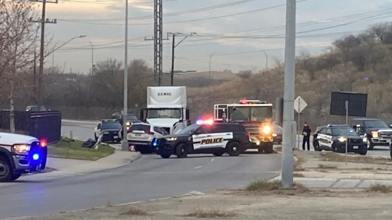 <h2 class="cms-H2-H2"><b>Enero 27, 2023</b></h2>
<br>Un hombre que viajaba como pasajero en una camioneta pierde la vida y su conductora queda herida al impactar su vehículo contra un tráiler en la cuadra 3914 de Naco Perrin Boulevard. No se saben aún la causas por las que el vehículo invadió el carril de la unidad pesada.